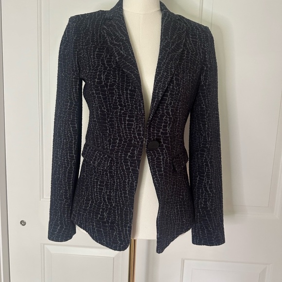 Armani Collezioni Jackets & Blazers - Armani Women’s Navy Textured Animal Print Blazer Size 4 Like New VINTAGE GEM